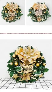 Gros plan d'une couronne de Noël de 30 cm avec nœuds, cloches et fleurs dorés.