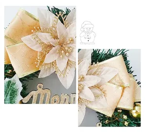 Détail du ruban champagne et de la fleur scintillante sur une couronne de Noël de 30 cm.