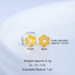 Détail macro d'une perle d'espacement fleur creuse à six pétales dorée pour bijoux DIY