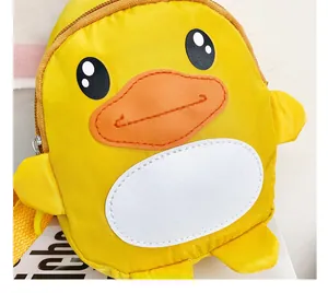 Gros plan d'un joli sac à bandoulière en forme de canard jaune pour enfants