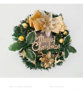 Détail macro d'une couronne de Noël artificielle 30cm avec nœud doré et ornements