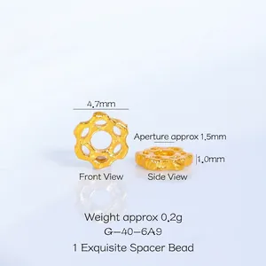 Détail macro de perle d'espacement fleur creuse plaquée or pour bijoux DIY