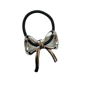 Coletero minimalista con lazo de aleación plateada para coleta de caballo.