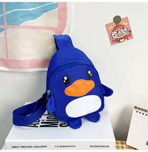Vue détaillée d'un joli sac à bandoulière en forme de canard bleu pour enfants en vitrine.
