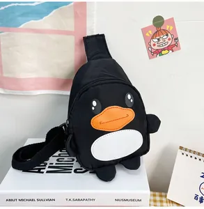 Vue détaillée d'un mignon sac bandoulière pingouin noir pour enfants sur une boîte