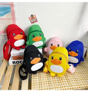 Six sacs à bandoulière canard de dessin animé colorés pour enfants dans un décor mignon