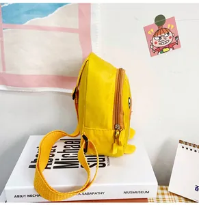 Vue latérale du sac à bandoulière canard jaune pour tout-petits avec détail zippé