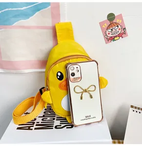 Petit sac bandoulière enfant canard jaune avec un smartphone pour comparer la taille