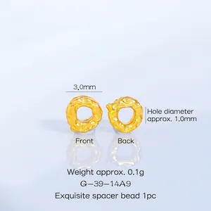 Détail macro d'une entretoise en or sable de 3 mm avec un trou de 1 mm