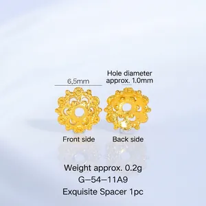 Gros plan d'une perle d'espacement fleur creuse plaquée or, diamètre 6,5 mm, trou 1,0 mm.