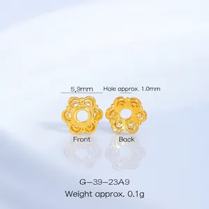 Détail macro d'une perle d'espacement fleur dorée à six pétales pour bijoux DIY