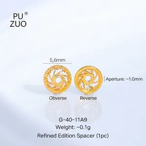 Vue macro détaillée d'une perle intercalaire fleur plaquée or de 5,6 mm pour bijoux.