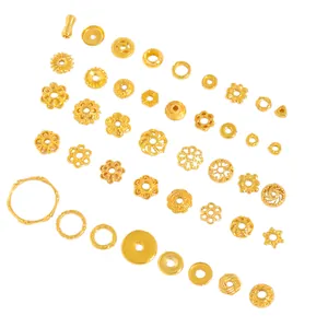 Collection de divers accessoires de bijoux DIY dorés avec intercalaires de fleurs
