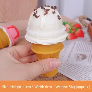 Vista dettagliata del cono gelato alla vaniglia artificiale con dimensioni e peso