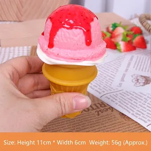 Vista dettagliata di un cono gelato alla fragola realistico, altezza 11 cm, larghezza 6 cm.