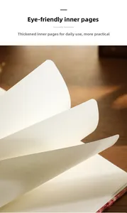 Primer plano de páginas de papel grueso que protegen los ojos en un cuaderno retro