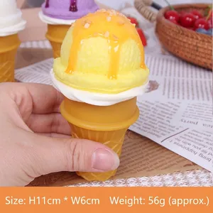 Vista dettagliata di un cono gelato artificiale giallo realistico per decorazione