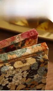 Primer plano de cuaderno vintage de pana con flores y textura detallada