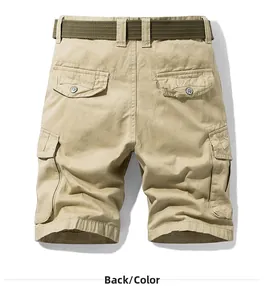 Rückansicht von klassischen Khaki-Cargo-Shorts aus Baumwolle mit Taschen und Gürtel