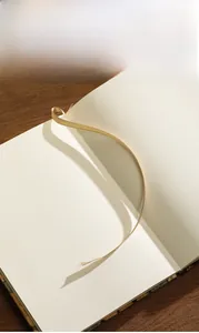 Detalle del elegante marcador de cinta dorada en un cuaderno vintage A5 de pana