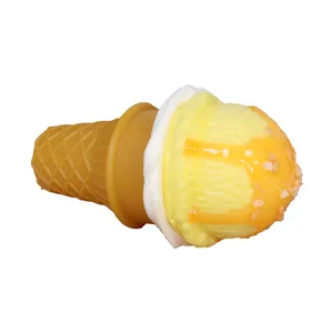 Modello realistico di cono gelato giallo per decorazione commerciale e professionale