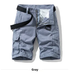 Nahaufnahme von graublauen Cargo-Shorts für Herren mit Taschen und schwarzem Gürtel