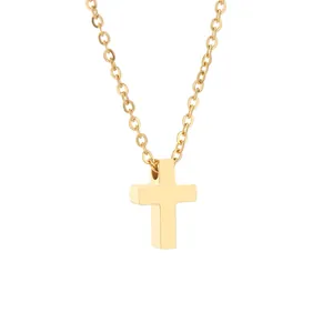 Gedetailleerd beeld van een minimalistische gouden kruishanger aan een ketting.