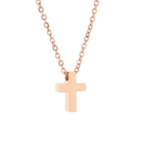 Close-up van een gepolijste roségouden roestvrijstalen kruis hanger ketting
