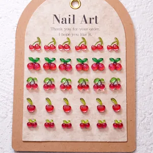 Detailansicht von durchscheinenden 3D-Kirsch-Nailart-Anhängern auf Displaykarte.