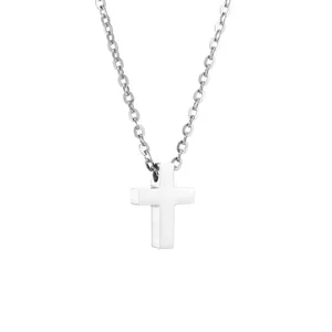 Close-up van een minimalistische kruishanger ketting van zilverkleurig rvs voor dames