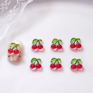 Detailansicht von 3D eis-durchscheinenden Kirsch-Nagelkunst-Anhängern für Maniküre