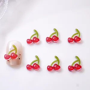 Nahaufnahme von 3D-Kirsch-Nagelkunst-Anhängern aus Harz für DIY-Maniküre-Dekorationen