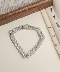 Vue détaillée d'un bracelet gourmette cubain en argent serti de pierres de zircon.