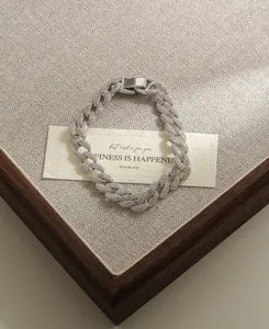 Gros plan détaillé du bracelet à maillons cubains argenté serti de pierres