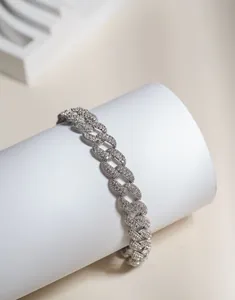 Détail d'un bracelet gourmette argenté entièrement serti de cristaux scintillants.