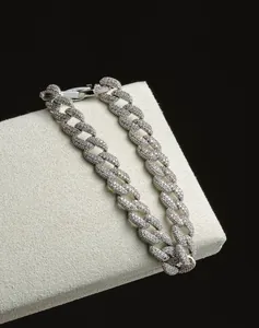 Gros plan d'un bracelet gourmette cubaine en argent pavé de zircons micro-pave