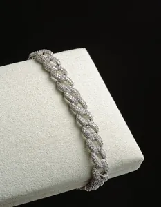 Détail du bracelet cubain argenté serti de strass brillants style hip hop