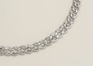 Vue macro détaillée du sertissage de pierres pavées sur un bracelet cubain en argent