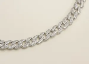 Détail d'un bracelet gourmette argenté avec un pavage complet de diamants brillants