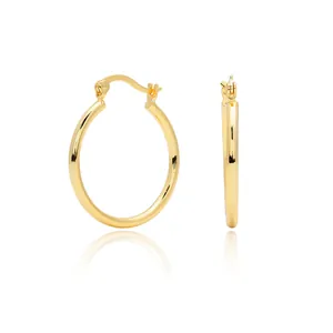 Detalle de pendientes de aro en plata esterlina S925 bañados en oro muy pulido