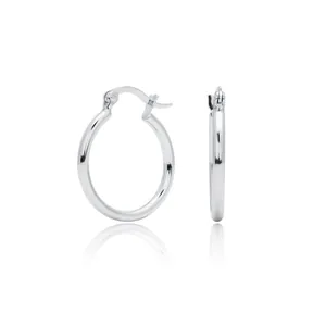 Primer plano detallado de aretes de aro de tubo hueco de plata de ley S925 pulida