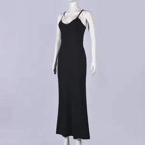 Abito lungo sexy nero senza schienale con scollo a V e pizzo su manichino da vetrina
