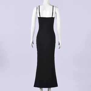 Elegante abito lungo nero con spalline sottili e vestibilità aderente, vista posteriore