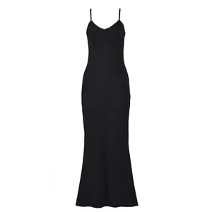 Abito lungo nero aderente con spalline sottili e scollo a V dal design elegante