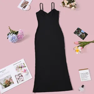 Elegante abito lungo nero attillato con scollo a V e schiena scoperta per estate