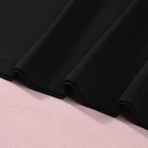 Primo piano del tessuto dell'abito nero con trama e doppia cucitura professionale.