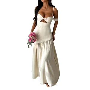 Robe longue d'été chic à épaules dénudées avec découpe et ourlet à volants étagés