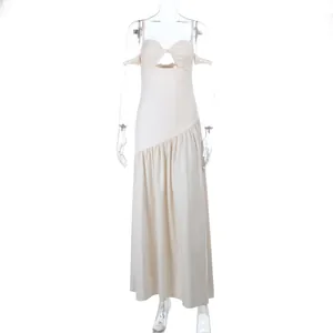 Robe longue chic crème à épaules dénudées avec découpe et ourlet à volants.