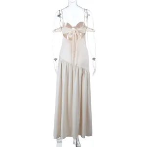 Vue arrière d'une élégante robe longue à épaules dénudées avec un grand nœud au dos