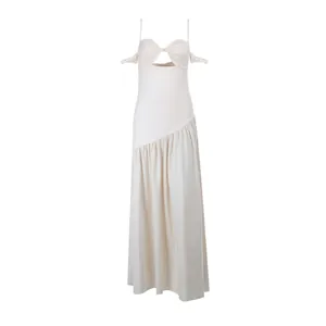 Robe longue élégante à épaules dénudées avec découpe et jupe à volants asymétrique